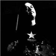 Batterista professionista impartisce lezioni da livello base a quello avanzato. Studio attrezzato a Legnano (Mi)